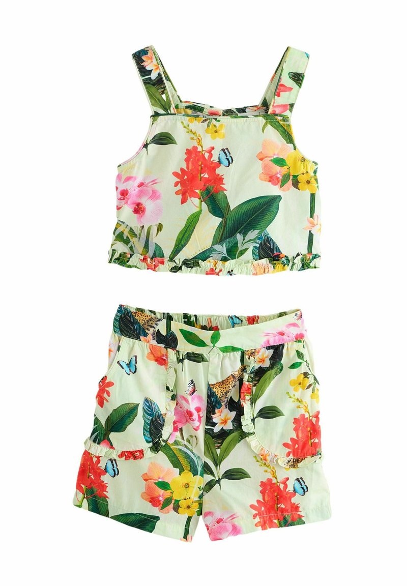 Blommig tvådelad outfit bestående av en ärmlös topp och shorts. Grön bakgrund med flerfärgade blommor och fjärilar. Volangdetaljer.