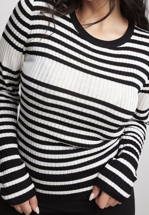 Suéter de rayas en blanco y negro con textura acanalada, escote redondo y mangas largas. Presenta rayas alternas anchas y estrechas.