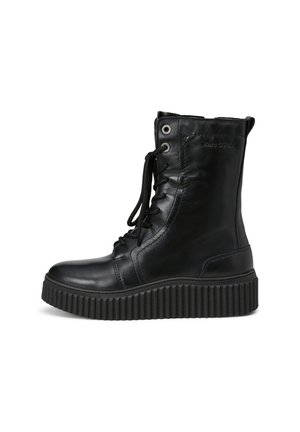 Schwarzer Leder-Schnürstiefel mit dicker, profilierter Sohle und Schlaufe hinten, seitlich auf weißem Hintergrund gezeigt.