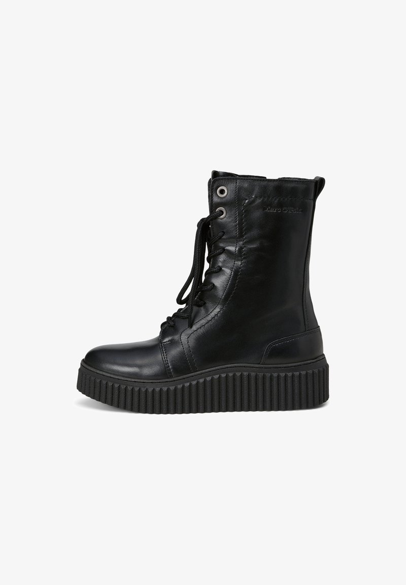 Bottine à lacets en cuir noir avec semelle épaisse à crampons et boucle à l'arrière, présentée en profil latéral sur fond blanc.