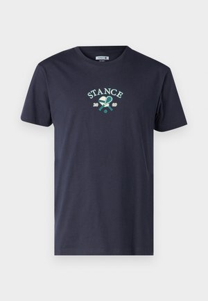 Dunkelblaues Baumwoll-T-Shirt mit einem grafischen Logo, das "STANCE" mit Tennisschlägern und dem Jahr "2009" auf der Vorderseite bestickt zeigt.