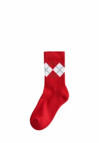 Rote Baumwollsocke mit geripptem Muster, die ein weißes und grünes Rautenmuster im oberen Bereich aufweist. Design in Knöchellänge.