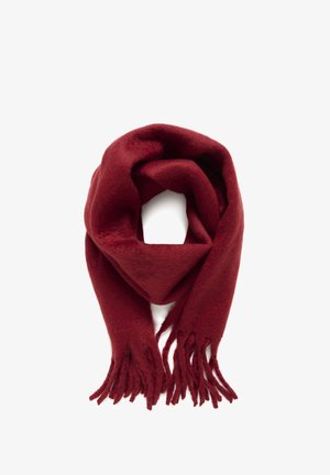 Červený, mäkký vlnený šál s hladkou textúrou, s našitými strapcami na okrajoch a trojuholníkovým tvarom po zložení.
