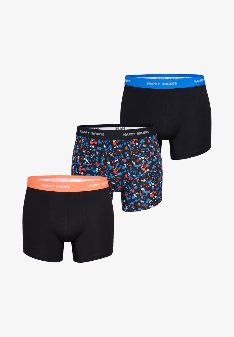 Drie paren boxershorts: twee zwarte met contrasterende elastische taillebanden, en één zwarte met een kleurrijk spetterpatroon in rood en blauw.