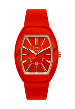 Montre-bracelet en silicone rouge avec un cadran rectangulaire, des accents dorés, de grands index horaires et un affichage de la date en bas. Fini lisse et brillant.