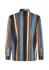 Camisa de manga larga con un patrón de rayas verticales en azul, marrón, crema y negro, con textura en forma de chevron y puños abotonados.