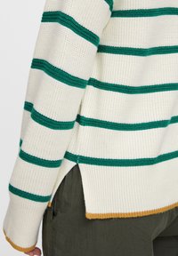 Maglione a maglia con strisce orizzontali verdi su base crema, texture a coste, aperture laterali e bordo senape all'orlo.