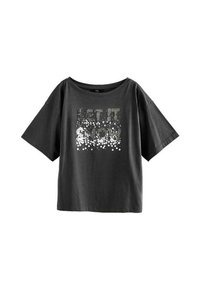 Zwart T-shirt met korte mouwen, een wijd decolleté en een met pailletten versierde opdruk met de tekst "LET IT SNOW" in zilver en wit.