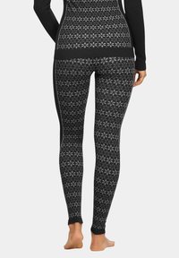 Czarne legginsy z geometrycznym wzorem w odcieniach szarości. Gładka tekstura z kontrastującymi bocznymi panelami i dopasowanymi mankietami na kostkach.