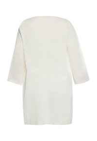 Maglione leggero di colore crema con scollo rotondo e maniche a 3/4. Presenta un motivo a maglia testurizzata. Vestibilità semplice e rilassata.
