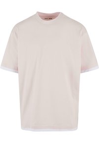 Lyserød bomulds t-shirt med rund halsudskæring, korte ærmer og hvide detaljer ved ærmekanterne. Glat tekstur, afslappet pasform.