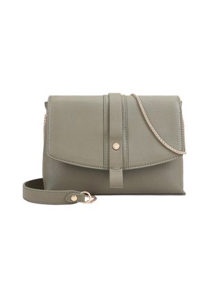 Petit sac bandoulière en cuir vert sauge avec rabat avant, sangle centrale avec bouton-pression et bandoulière amovible en chaîne et cuir.