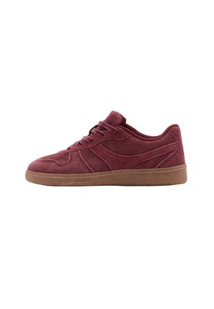 Zapatilla baja de ante rojo oscuro con cordones a juego y suela de caucho marrón, mostrada de lado sobre un fondo blanco.