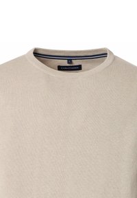 Beżowy sweter z okrągłym dekoltem wykonany z miękkiego dzianiny, charakteryzujący się gładką fakturą i widoczną metką przy dekolcie, z kontrastową listwą wewnątrz.