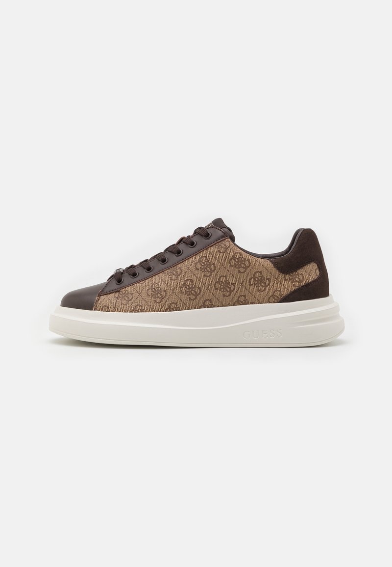 Baskets basses marron et beige avec motif monogramme, lacets marron foncé et semelle blanche épaisse embossée du logo GUESS.