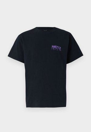 Schwarzes Baumwoll-T-Shirt mit kurzen Ärmeln, das auf der linken Brust einen lila Schriftzug "FORMER" zeigt. Klassisches Rundhalsausschnitt-Design.
