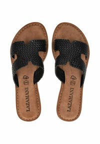 Sandalias deslizantes de cuero trenzado negro con un diseño de tira ancha y plantilla acolchada de color marrón claro que presenta detalles de costura y el logotipo de la marca.