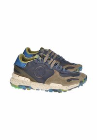 Sneaker blu navy e beige con texture in pelle scamosciata e pelle, accenti verde e blu, suole intermedie macchiate e lacci a fantasia.