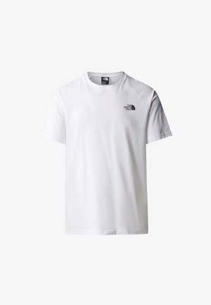 Camiseta de algodón blanca con cuello redondo, mangas cortas y un logo negro en la parte superior izquierda del pecho. Textura suave, diseño sencillo.