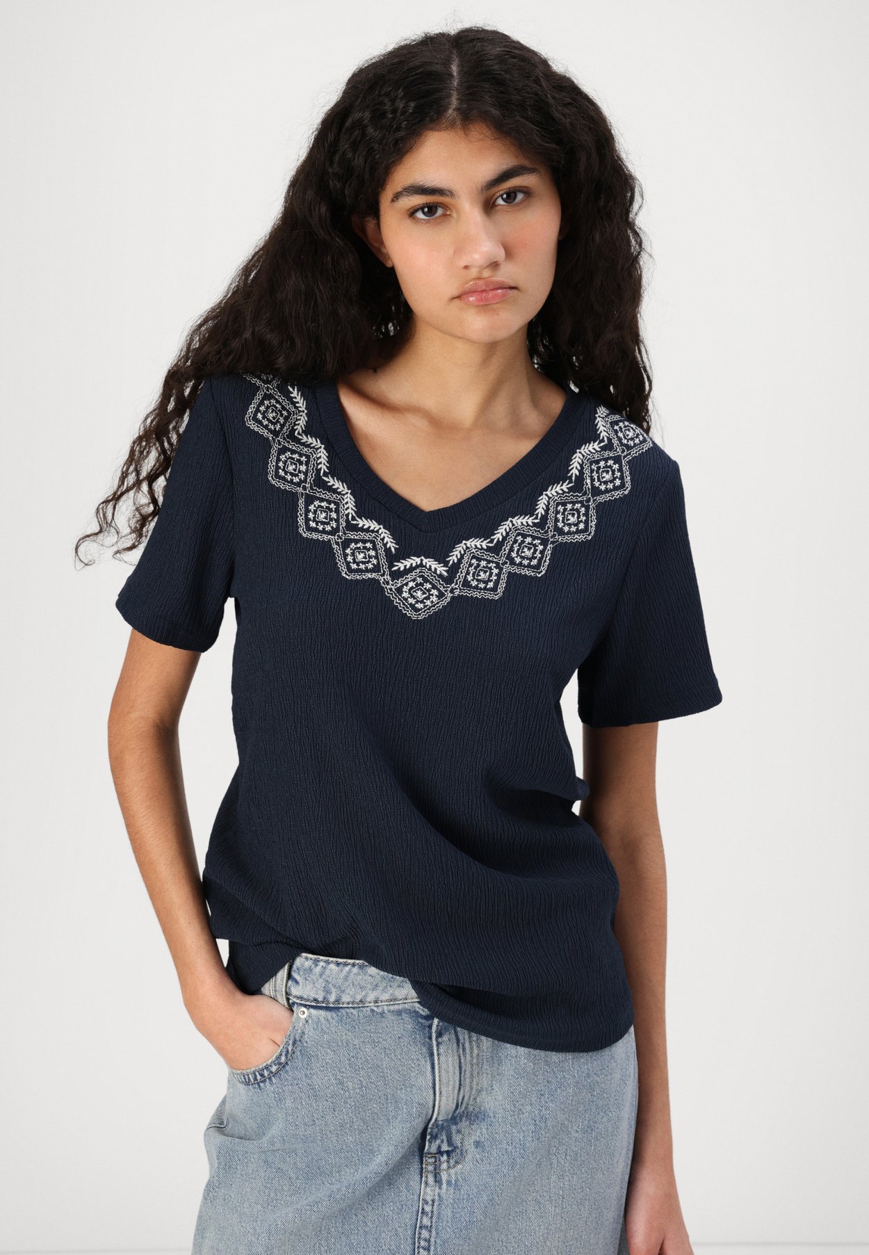 ONLNANNA V NECK