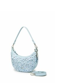 Světlomodrá kabelka z hladké kůže, zdobená 3D květinovými aplikacemi, stříbrným kováním a odnímatelným popruhem. Půlměsíčitý tvar.