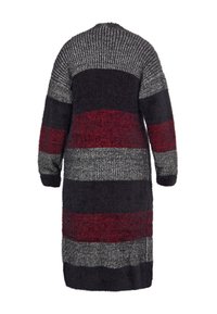 Lungo cardigan lavorato a maglia con ampie righe orizzontali in grigio scuro, rosso e grigio chiaro. Presenta una texture a coste e una vestibilità comoda.