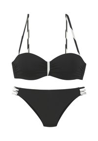 Juodas dviejų dalių bikinis su plonomis juodai baltais dryžiais ir trimis šoninėmis juostomis ant apačios, pateiktas ant balto fono.