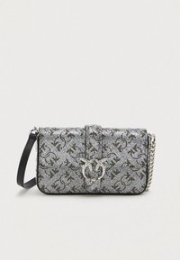 Ασημένια υφαντή τσάντα με ορθογώνιο σχήμα, διαθέτει μαύρη θήκη, μεταλλικά εξαρτήματα και ανάγλυφο μοτίβο στην επιφάνεια.