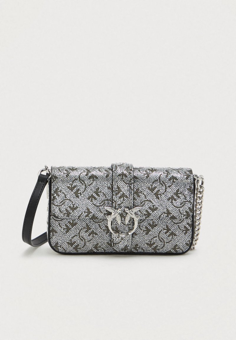 Bolsa tecida prateada com formato retangular, apresentando uma alça preta, ferragens metálicas e um padrão em relevo na superfície.