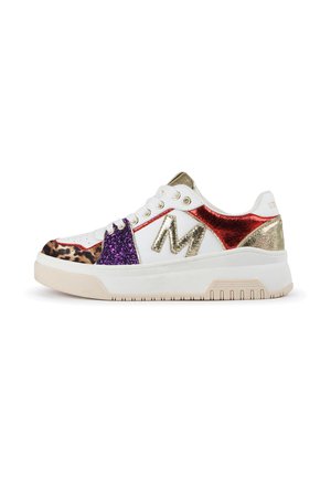 Zapatillas con base blanca, que presentan acentos de purpurina dorada, roja y púrpura, estampado animal y una suela gruesa con detalles texturizados.