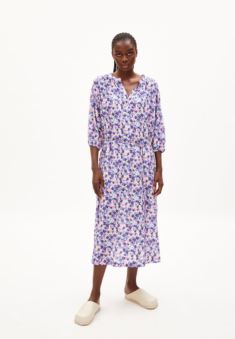 ARMEDANGELS MADITHAA MULTI FLORAL - Jurk - light lime