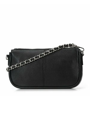 Zwart gestructureerd leren clutch met een zilveren metalen kettingriem en een bovenaan ritssluiting, weergegeven op een witte achtergrond.