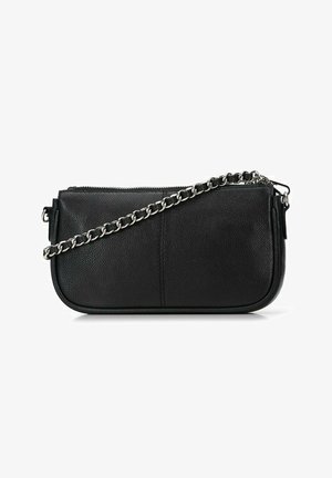 Zwart gestructureerd leren clutch met een zilveren metalen kettingriem en een bovenaan ritssluiting, weergegeven op een witte achtergrond.