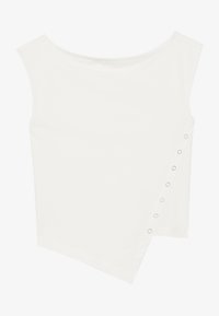 Top blanco asimétrico hecho de una tela suave que presenta un escote redondeado y botones a los lados, creando una silueta moderna.