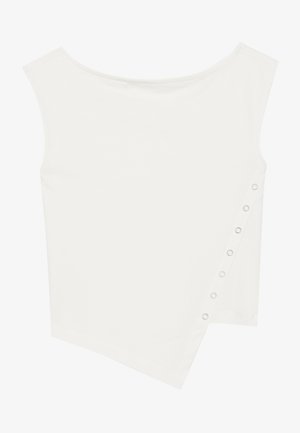 Asymmetrisk hvit topp laget av myk tekstil med en dyp utringning og sidesnapper langs vinkelen, som skaper en moderne silhuett.