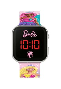 Orologio digitale con quadrante nero, cifre rosse che indicano le 10:10; cornice argentata e cinturino rosa con illustrazioni di Barbie.