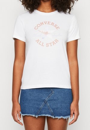 Wit katoenen t-shirt met een centrale meerkleurige afbeelding van een ster met de tekst "Converse All Star". Gecombineerd met een denim rok.