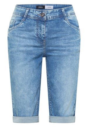 Short en jean bleu clair avec revers roulés, poches avant, passants de ceinture et fermeture par bouton métalique à la taille.