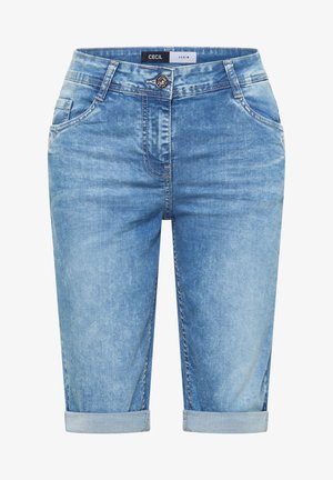 Short en jean bleu clair avec revers roulés, poches avant, passants de ceinture et fermeture par bouton métalique à la taille.