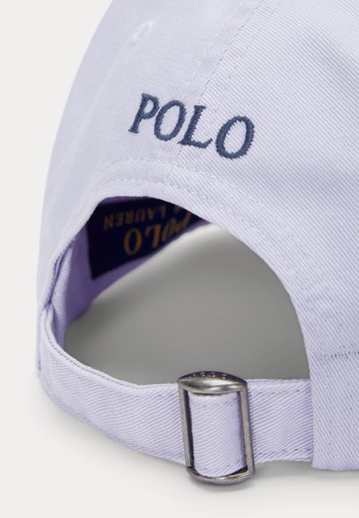 Lila basebollkeps med broderad "POLO" i marinblått, med en rundad skärm, justerbart metallspänne och strukturerad tyg.