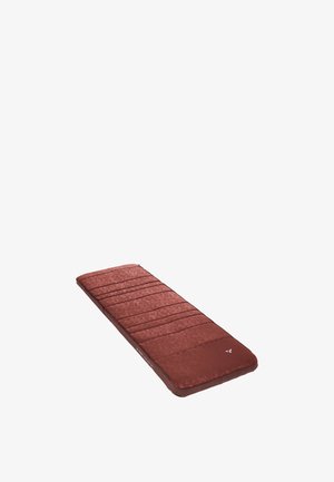 Rood rechthoekig slaapmatje met horizontale stiksels en een klein wit logo aan één uiteinde, ontworpen voor buiten- of kampeergebruik.