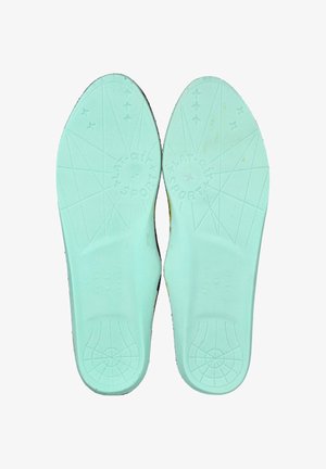 Plantillas de color azul claro con una superficie texturizada que presenta patrones de estrellas y formas geométricas, etiquetadas con "LAT--CITY" y "SPORT".