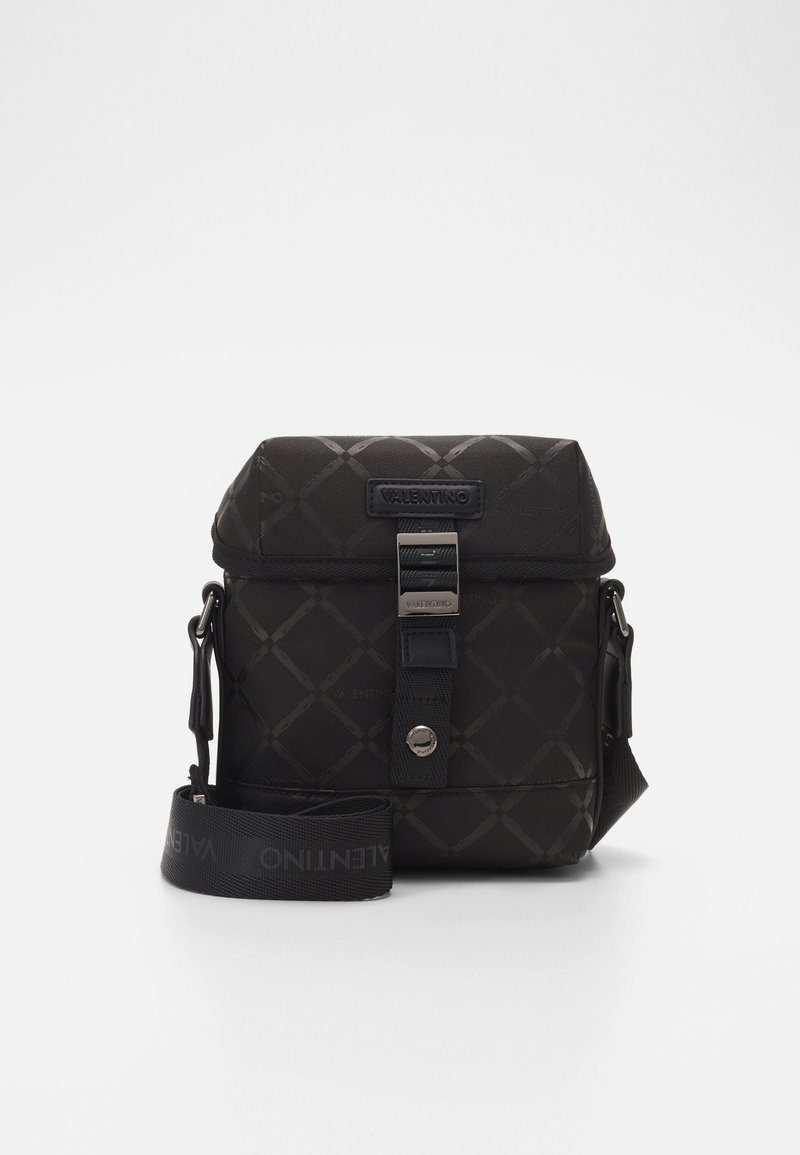 Schwarze Valentino Umhängetasche mit kariertem Muster, vorderem Schnallenverschluss und verstellbarem Riemen mit Valentino-Logo.