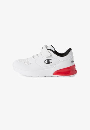 Zapatilla deportiva blanca con forro interior negro, detalle rojo en el talón, correa de velcro, cordones y un logo negro de Champion en el lateral.