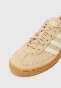 adidas Originals HANDBALL SPEZIAL UNISEX - Športni copati - magic beige/off white/gum