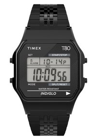 Orologio digitale con cassa quadrata in plastica nera, bracciale metallico nero, display LCD che mostra l'ora e le funzioni in testo bianco, e etichetta impermeabile.