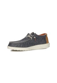 Scarpe casual in stile denim blu con una parte superiore testurizzata, lacci beige e una suola bianca macchiata. Accento in pelle marrone sul tallone.