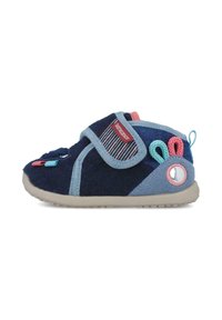 Zapato infantil azul marino hecho de tela suave, con una correa de velcro, acentos coloridos y una suela de goma texturizada con punta redondeada.