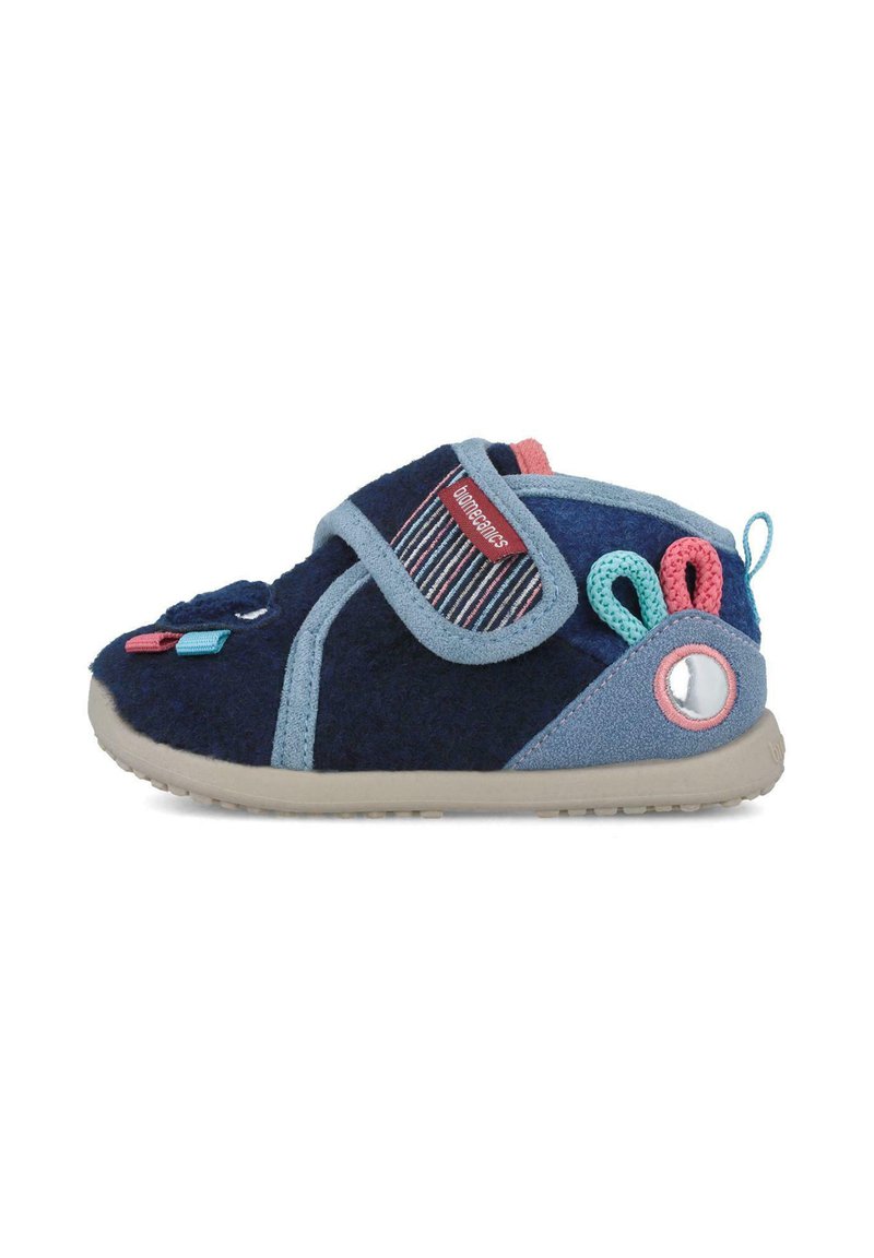 Zapato infantil azul marino hecho de tela suave, con una correa de velcro, acentos coloridos y una suela de goma texturizada con punta redondeada.