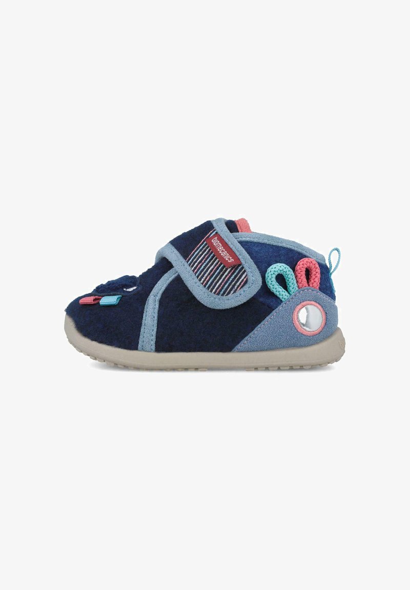 Zapato infantil azul marino hecho de tela suave, con una correa de velcro, acentos coloridos y una suela de goma texturizada con punta redondeada.